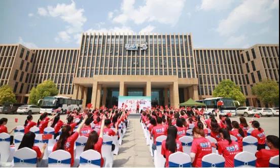 做白色的牛奶，創紅色的企業，花花牛乳業集團青春歌會慶祝建黨100周年
