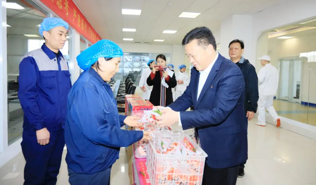 新春慰問送關(guān)懷——集團黨委書記、董事長慰問春節(jié)期間堅守崗位的一線職工 新春慰問送關(guān)懷——集團黨委書記、董事長慰問春節(jié)期間堅守崗位的一線職工