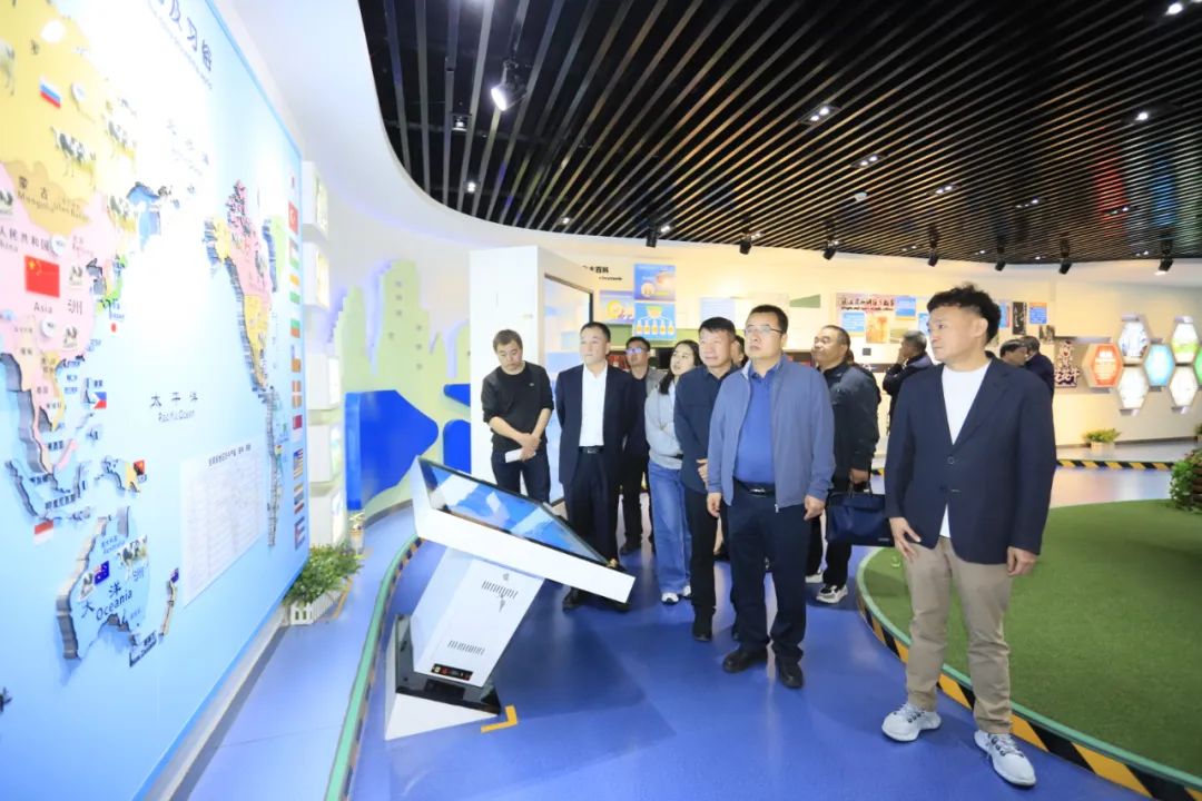 花花牛丨寧夏農(nóng)業(yè)農(nóng)村廳畜牧獸醫(yī)局局長洪龍一行蒞臨花花牛參觀調(diào)研 花花牛丨寧夏農(nóng)業(yè)農(nóng)村廳畜牧獸醫(yī)局局長洪龍一行蒞臨花花牛參觀調(diào)研