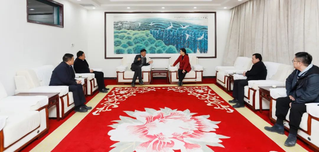 發(fā)揮產(chǎn)業(yè)優(yōu)勢(shì) 助力鄉(xiāng)村振興 | 民權(quán)縣委副書(shū)記、縣長(zhǎng)王靜嫻會(huì)見(jiàn)關(guān)曉彥董事長(zhǎng)一行