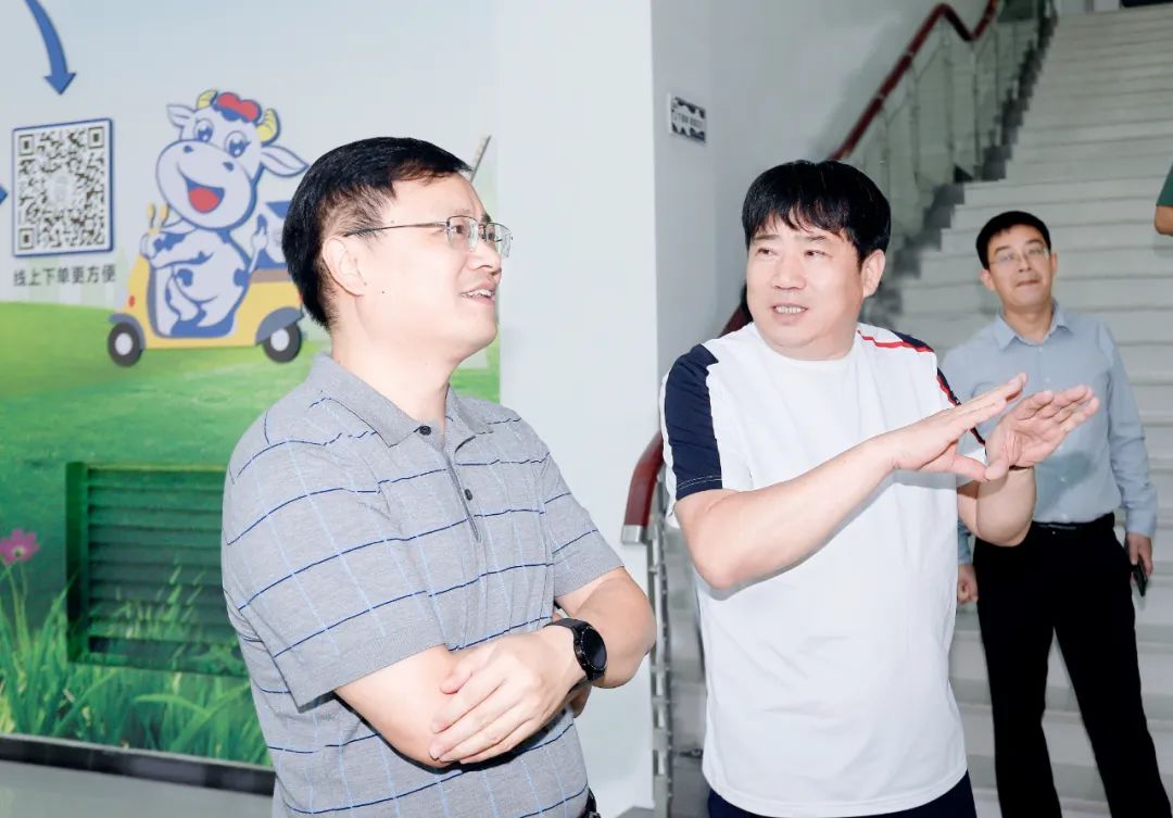 快訊|社旗縣人民政府縣長關(guān)文波一行蒞臨花花牛乳業(yè)集團參觀考察 快訊|社旗縣人民政府縣長關(guān)文波一行蒞臨花花牛乳業(yè)集團參觀考察