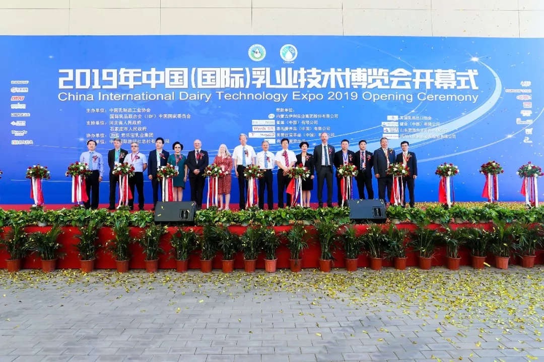 中國乳制品工業(yè)協(xié)會第二十五次年會召開！花花?？偛枚T峰獲“振興乳業(yè)領(lǐng)軍人”榮譽稱號
