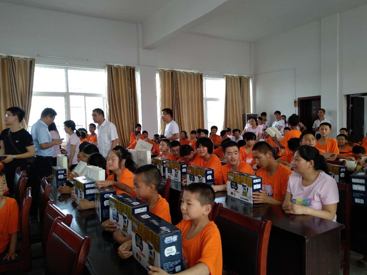 “關愛特殊兒童，讓愛灑滿人間—花花牛乳業集團2018中國小康牛奶行動” 公益助學泌陽捐贈儀式