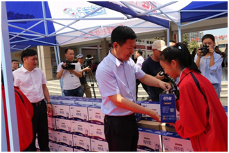 “健康中原,牛奶伴您行——花花牛乳業集團2018中國小康牛奶行動” 公益助學啟動儀式隆重舉行 “健康中原,牛奶伴您行——花花牛乳業集團2018中國小康牛奶行動” 公益助學啟動儀式隆重舉行