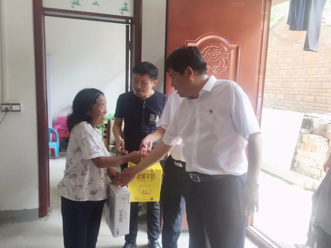 花花牛乳業集團走訪慰問貧困戶 結對幫扶暖人心