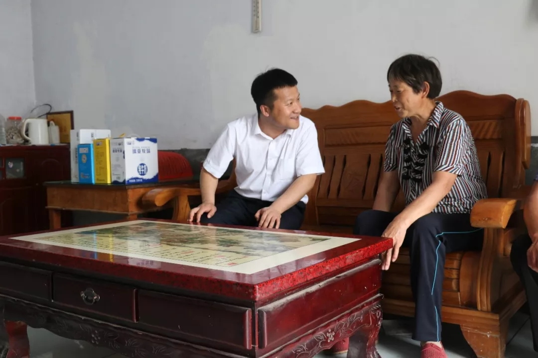 花花牛乳業集團走訪慰問貧困戶 結對幫扶暖人心