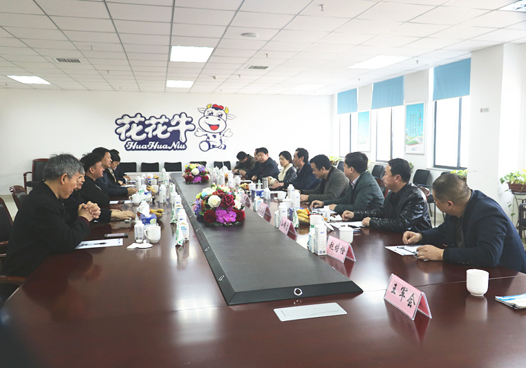 封丘縣縣長王獻臣一行蒞臨 花花牛集團養殖、乳品事業部參觀調研