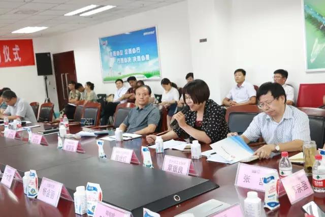 河南省食品安全座談會暨百場食安講座進(jìn)校園啟動儀式在花花牛舉行 河南省食品安全座談會暨百場食安講座進(jìn)校園啟動儀式在花花牛舉行