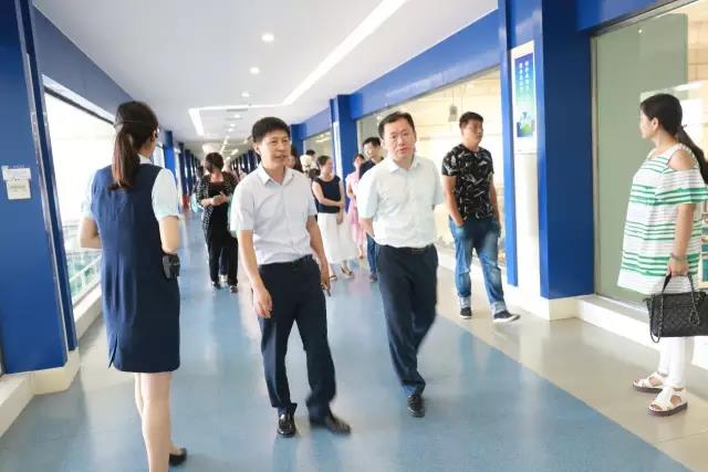 河南省食品安全座談會暨百場食安講座進(jìn)校園啟動儀式在花花牛舉行 河南省食品安全座談會暨百場食安講座進(jìn)校園啟動儀式在花花牛舉行