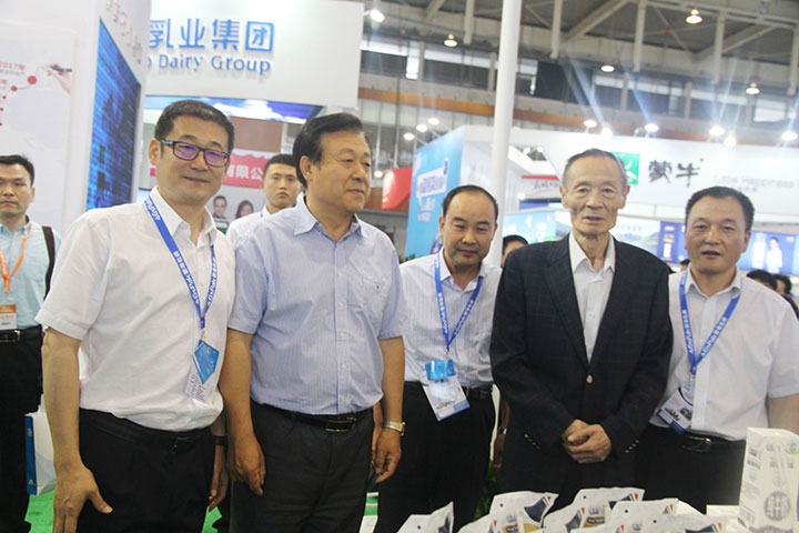 花花牛亮相第八屆中國奶業(yè)大會(huì)，又獲農(nóng)業(yè)部長一聲贊！