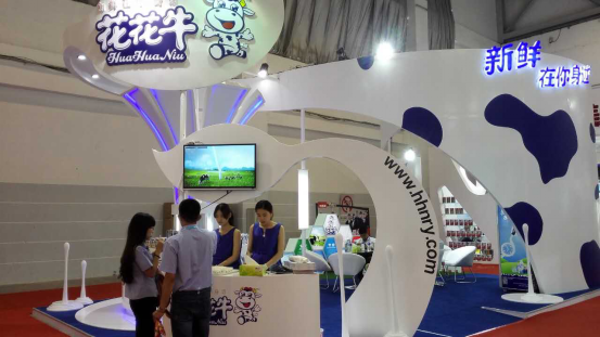 花花牛牛氣沖天！農(nóng)業(yè)部長(zhǎng)品嘗“領(lǐng)暢”點(diǎn)贊，又獲國(guó)際奶業(yè)平臺(tái)青睞