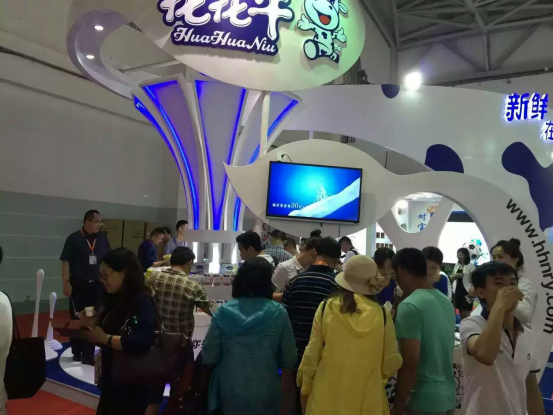 花花牛牛氣沖天！農(nóng)業(yè)部長(zhǎng)品嘗“領(lǐng)暢”點(diǎn)贊，又獲國(guó)際奶業(yè)平臺(tái)青睞