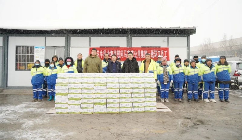 慰問一線環衛工，禮贈新鮮花花牛