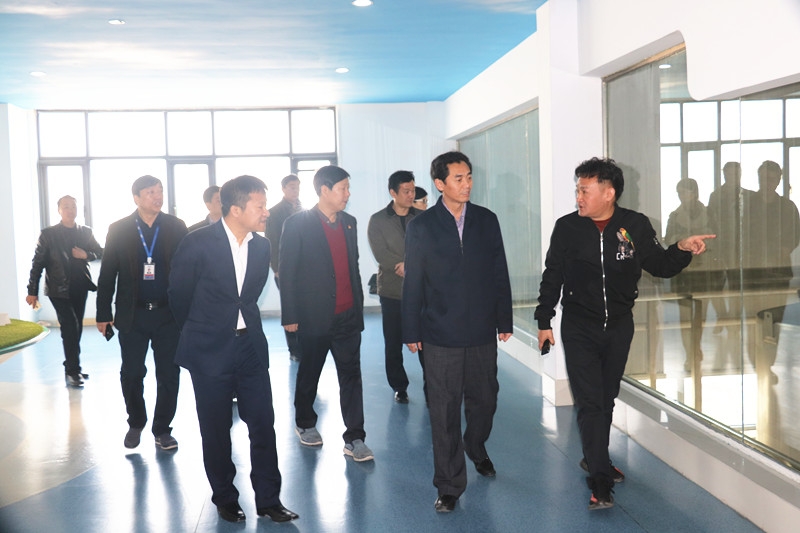 封丘縣縣長(zhǎng)王獻(xiàn)臣一行蒞臨花花牛集團(tuán)養(yǎng)殖、乳品事業(yè)部參觀調(diào)研