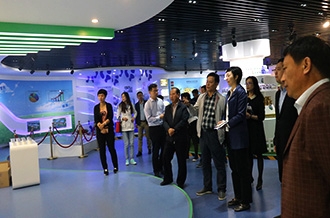 鄭州市二七區(qū)區(qū)委、統(tǒng)戰(zhàn)部部長(zhǎng)王玉紅蒞臨花花牛生物科技有限公司參觀指導(dǎo)